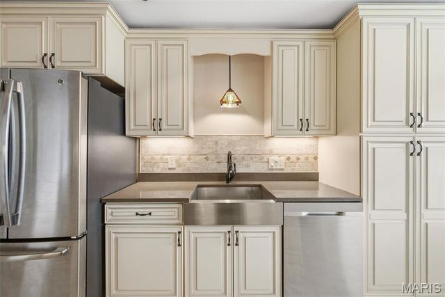 512 Meadow Green Place, St Louis, MO 63141