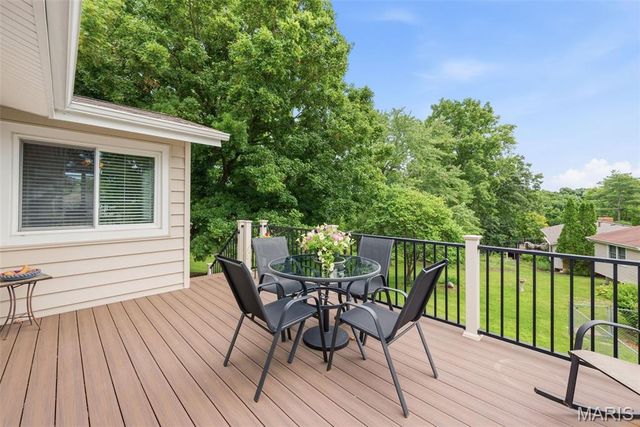 512 Meadow Green Place, St Louis, MO 63141