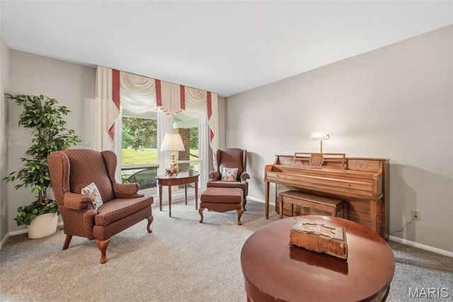 512 Meadow Green Place, St Louis, MO 63141