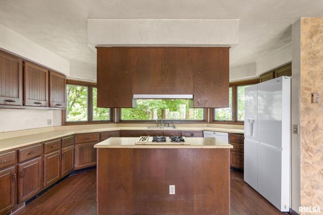 3027 262nd Street, Dewitt, IA 52742