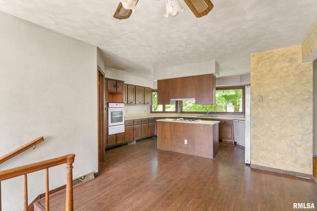 3027 262nd Street, Dewitt, IA 52742