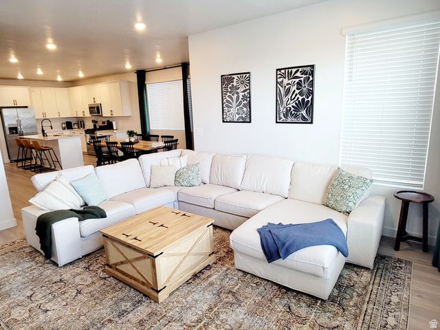 933 W SUNSPEAR DR, Saratoga Springs, UT 84045