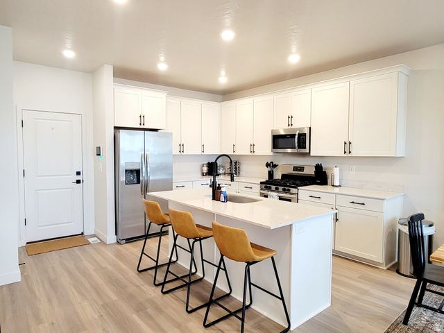933 W SUNSPEAR DR, Saratoga Springs, UT 84045
