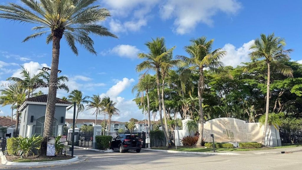 9640 NW 2nd St 5-204, Pembroke Pines, FL 33024