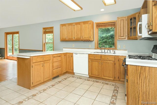 7653 Chase Lake Road, Fowlerville, MI 48836