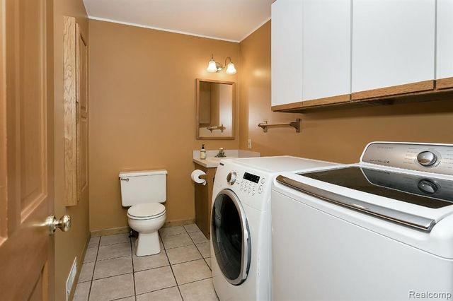 7653 Chase Lake Road, Fowlerville, MI 48836