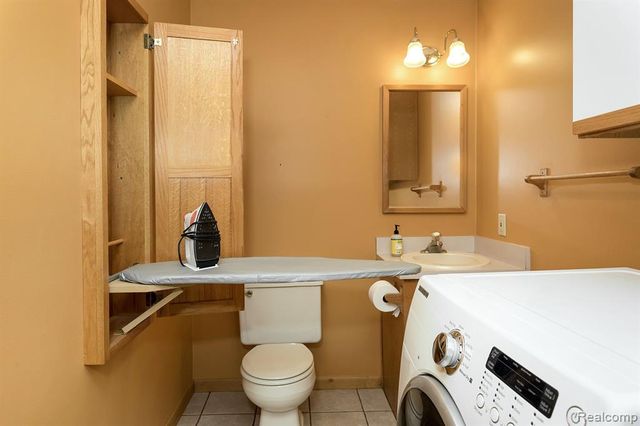 7653 Chase Lake Road, Fowlerville, MI 48836