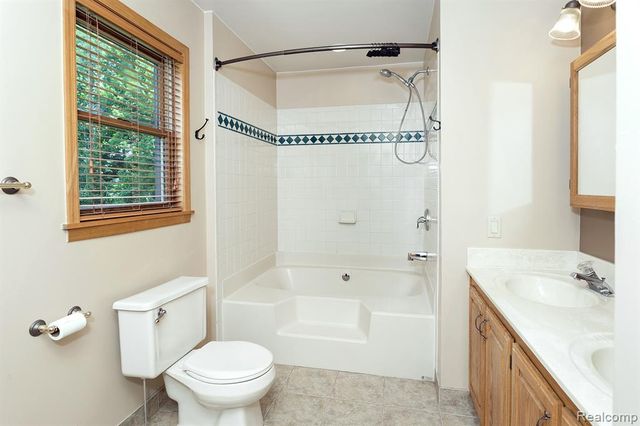 7653 Chase Lake Road, Fowlerville, MI 48836