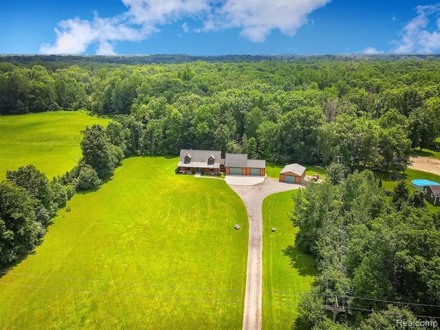 7653 Chase Lake Road, Fowlerville, MI 48836