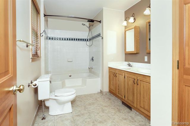 7653 Chase Lake Road, Fowlerville, MI 48836