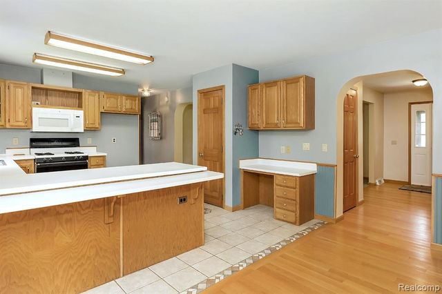 7653 Chase Lake Road, Fowlerville, MI 48836