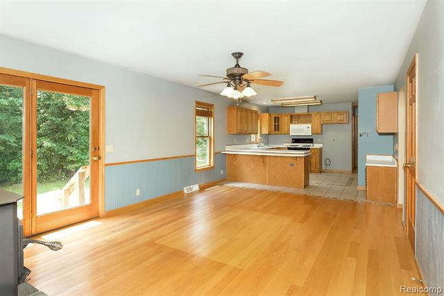 7653 Chase Lake Road, Fowlerville, MI 48836