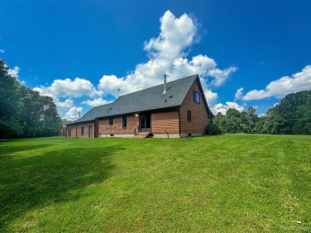 7653 Chase Lake Road, Fowlerville, MI 48836