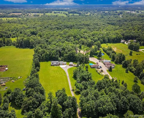 7653 Chase Lake Road, Fowlerville, MI 48836