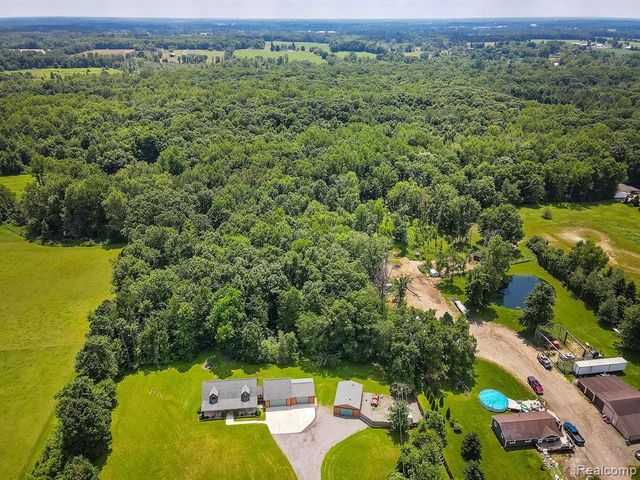 7653 Chase Lake Road, Fowlerville, MI 48836