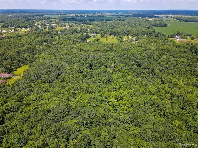 7653 Chase Lake Road, Fowlerville, MI 48836