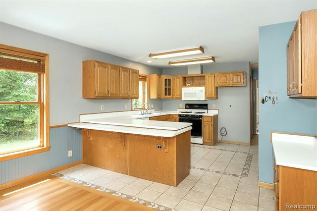 7653 Chase Lake Road, Fowlerville, MI 48836