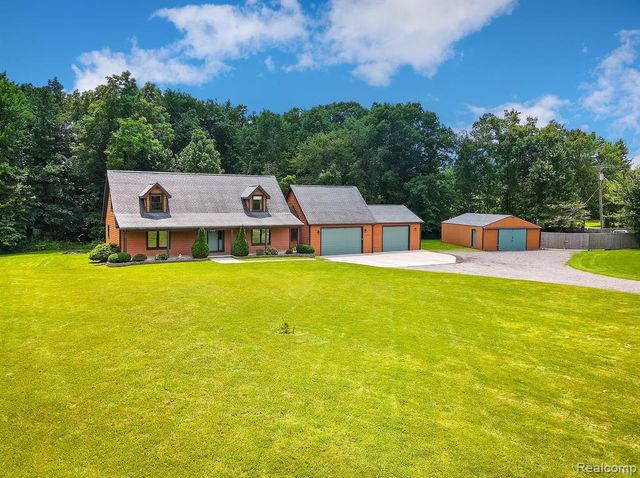 7653 Chase Lake Road, Fowlerville, MI 48836