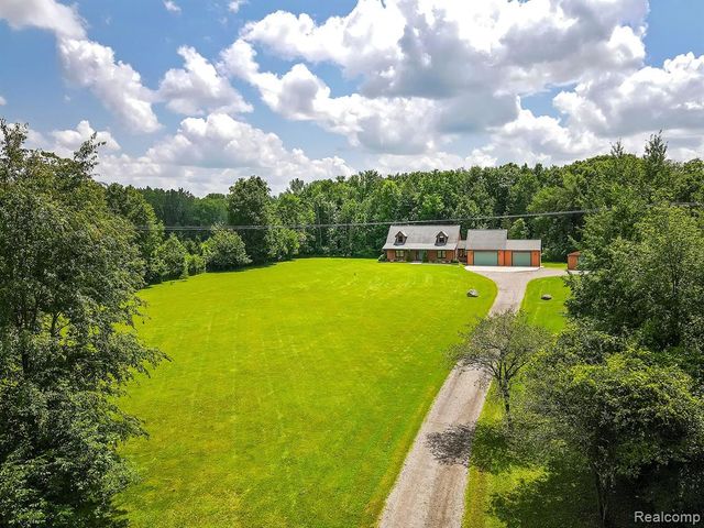 7653 Chase Lake Road, Fowlerville, MI 48836