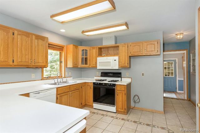 7653 Chase Lake Road, Fowlerville, MI 48836