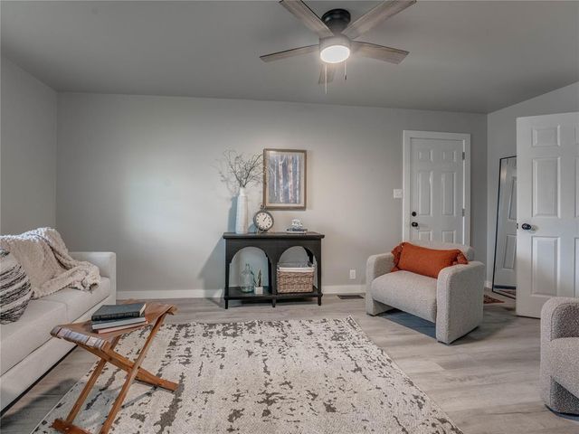 2016 W Noble Avenue, Guthrie, OK 73044