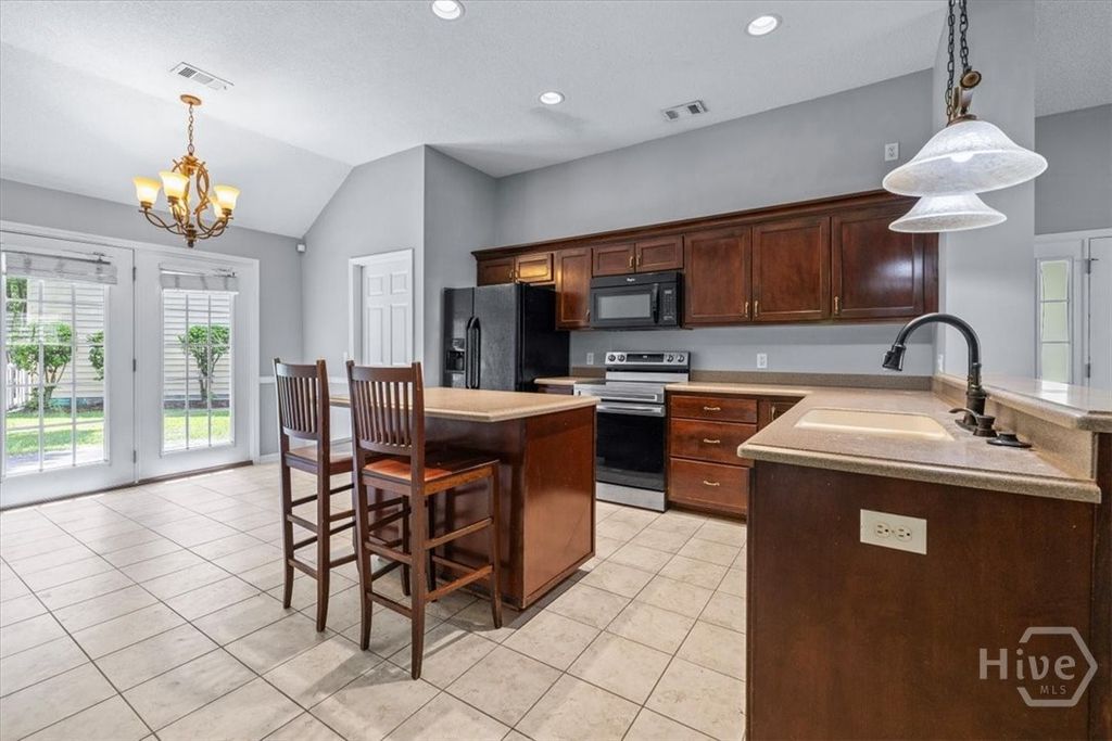 Image 10 of property listing at 85 Oak Ridge Circle, Richmond Hill, GA 31324