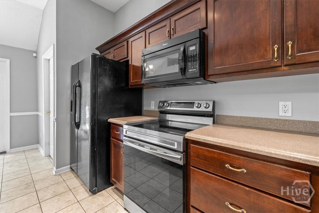 Image 11 of property listing at 85 Oak Ridge Circle, Richmond Hill, GA 31324