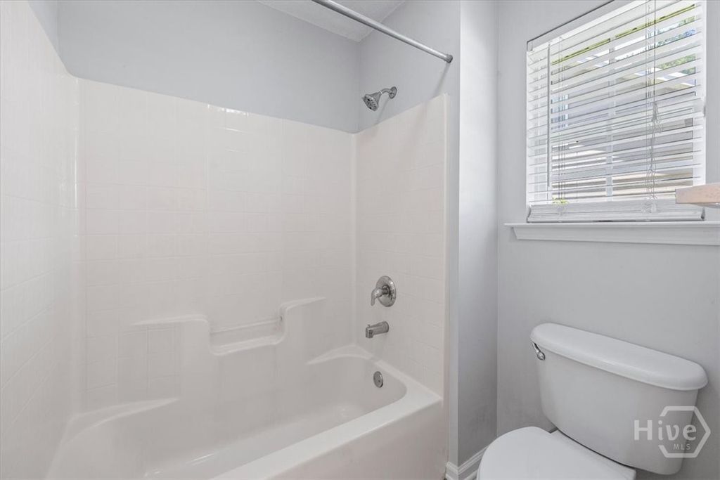 Image 19 of property listing at 85 Oak Ridge Circle, Richmond Hill, GA 31324