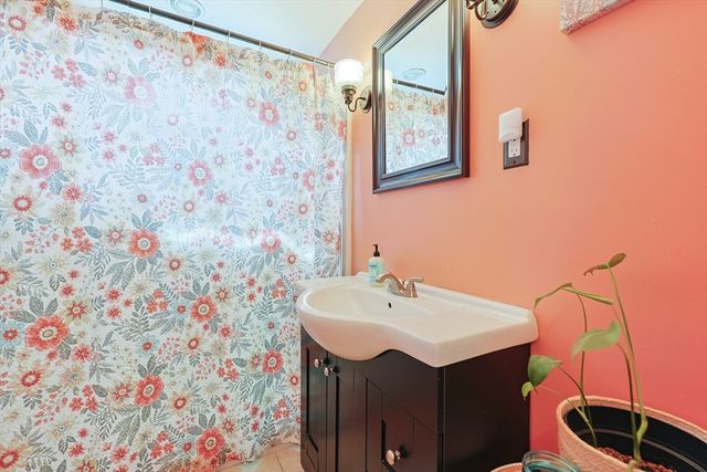 179 Lakeview Ave, Tyngsborough, MA 01879