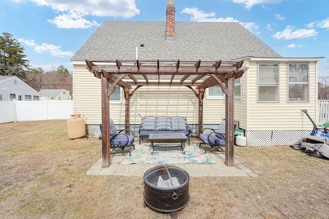 179 Lakeview Ave, Tyngsborough, MA 01879