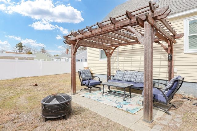 179 Lakeview Ave, Tyngsborough, MA 01879