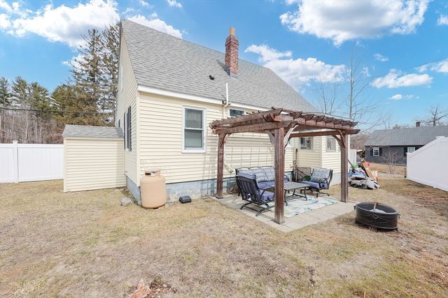 179 Lakeview Ave, Tyngsborough, MA 01879