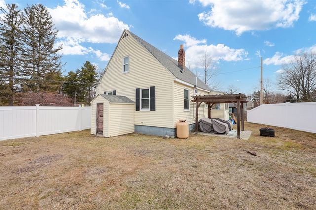 179 Lakeview Ave, Tyngsborough, MA 01879