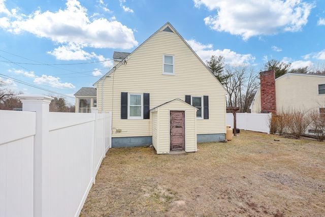 179 Lakeview Ave, Tyngsborough, MA 01879