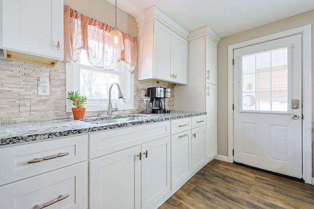 179 Lakeview Ave, Tyngsborough, MA 01879