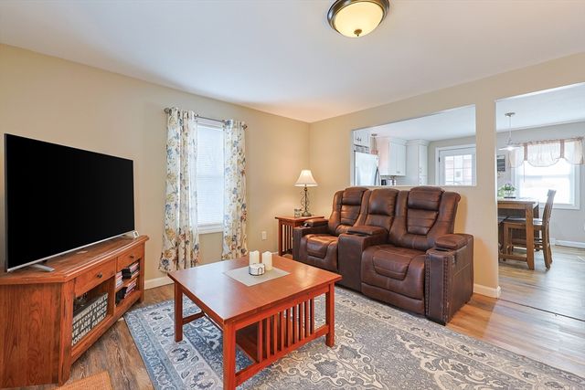 179 Lakeview Ave, Tyngsborough, MA 01879