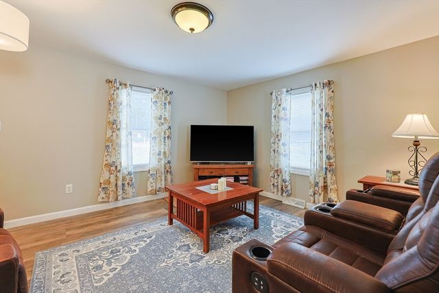 179 Lakeview Ave, Tyngsborough, MA 01879