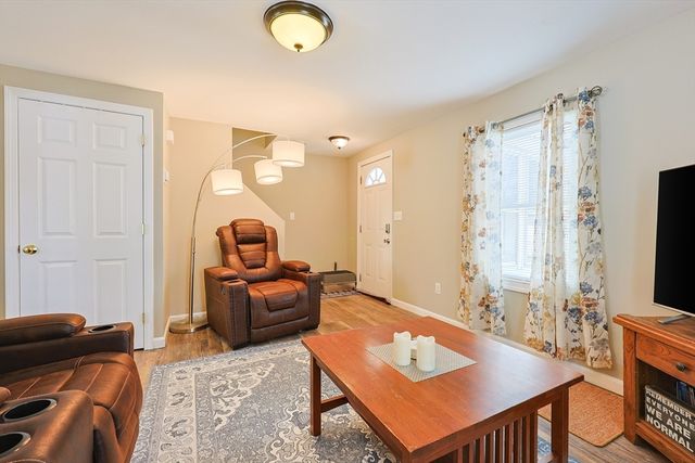 179 Lakeview Ave, Tyngsborough, MA 01879