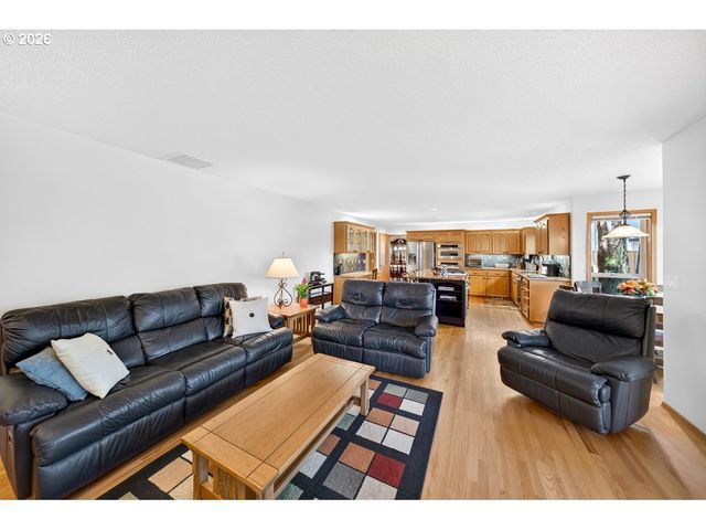 2832 Ne LORIE Dr, Hillsboro, OR 97124