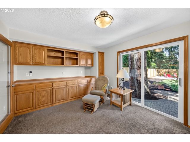 2832 Ne LORIE Dr, Hillsboro, OR 97124