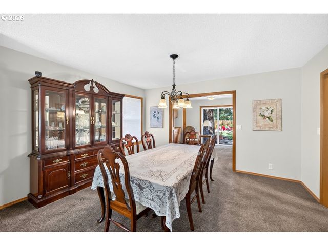 2832 Ne LORIE Dr, Hillsboro, OR 97124