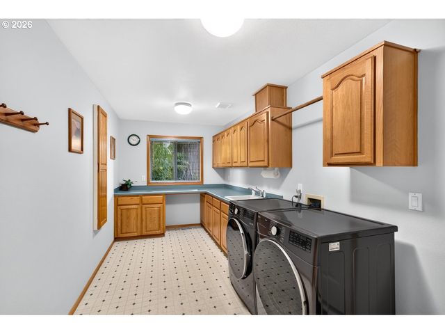 2832 Ne LORIE Dr, Hillsboro, OR 97124