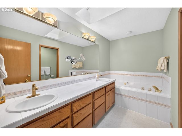 2832 Ne LORIE Dr, Hillsboro, OR 97124