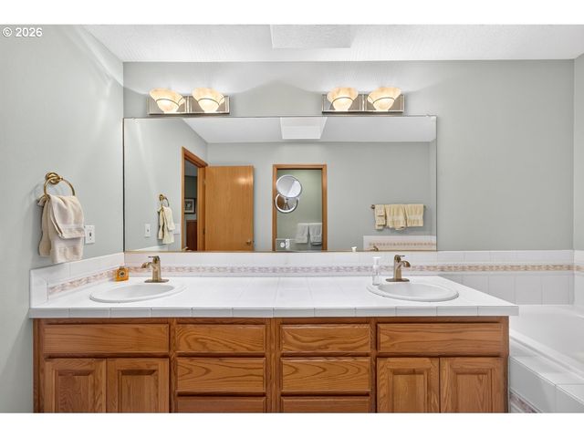 2832 Ne LORIE Dr, Hillsboro, OR 97124