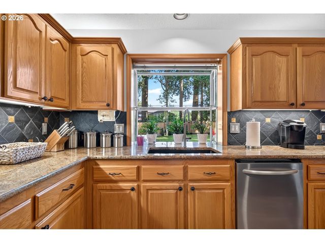 2832 Ne LORIE Dr, Hillsboro, OR 97124