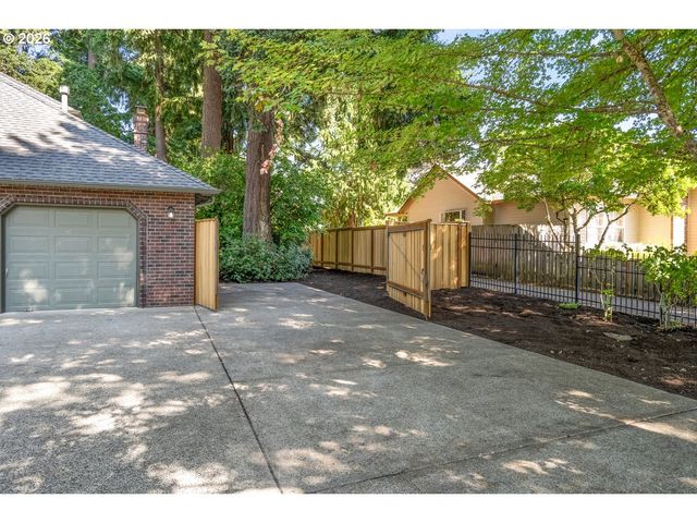 2832 Ne LORIE Dr, Hillsboro, OR 97124