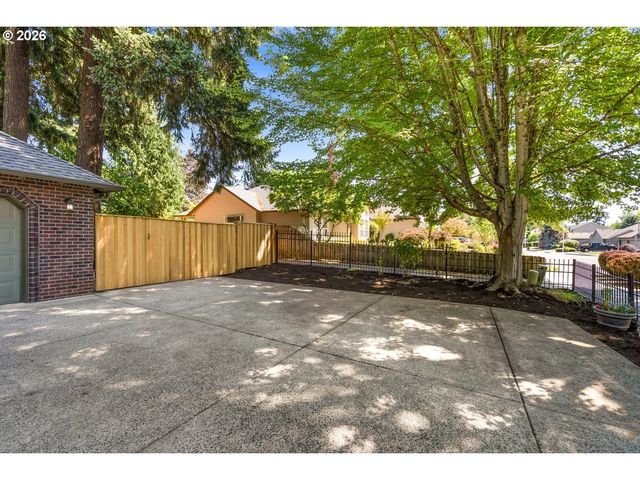 2832 Ne LORIE Dr, Hillsboro, OR 97124