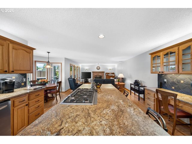 2832 Ne LORIE Dr, Hillsboro, OR 97124