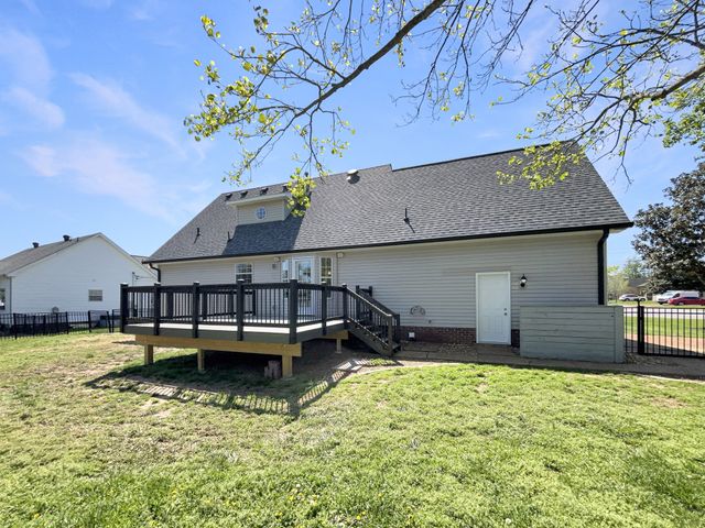 104 Hunterwood Dr, White House, TN 37188