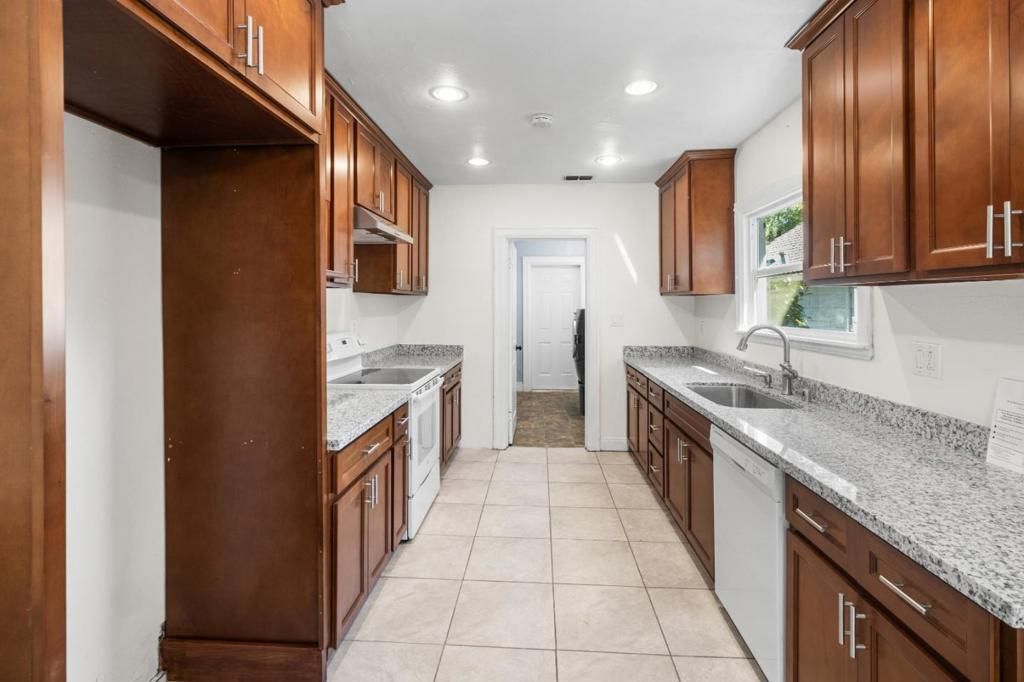Image 15 of property listing at 2905 Garfield Avenue, Carmichael, CA 95608